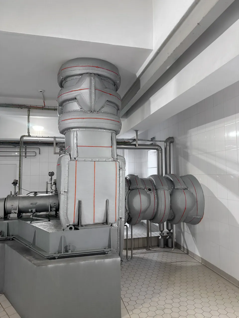 The same MVR fan, vertical vapour duct and suction duct fitted with Inzonex Modular Insulation