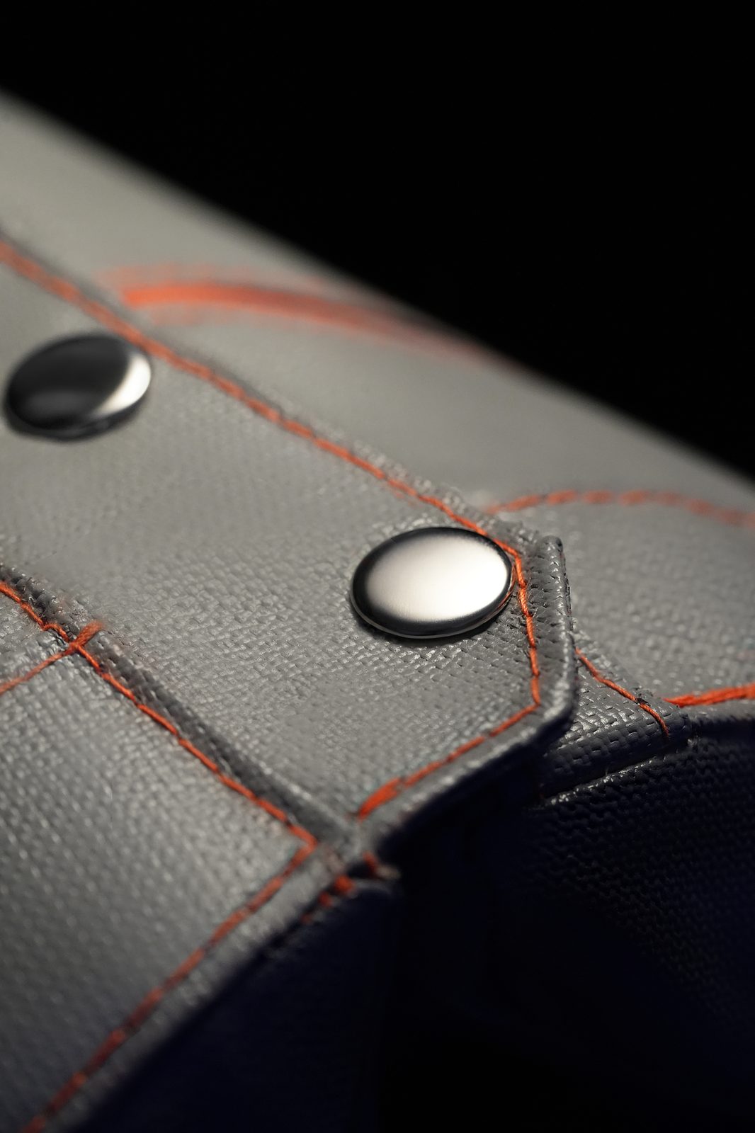 Stainless snap-button fastening on Inzonex modular insulation